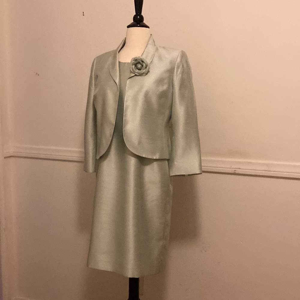 Le Suit two piece dress set with a flower